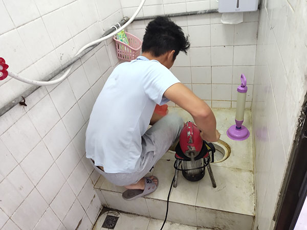 陆河管道堵塞冒臭气 专业师傅现场解决问题