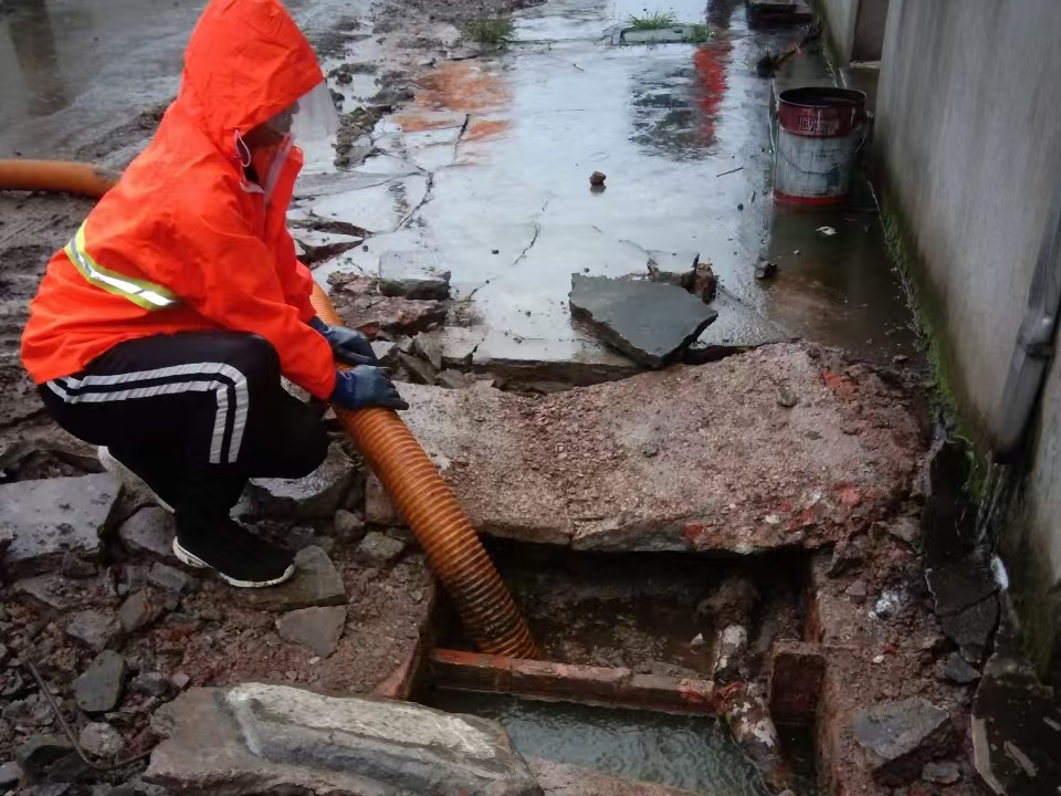 陆河专业清理污水池 炜誉市政以规范流程守护城市 “肠道”