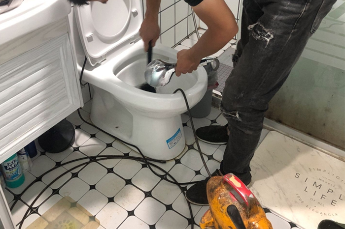 陆河马桶堵塞自己疏通还是找师傅？专业上门服务让你省时更省心